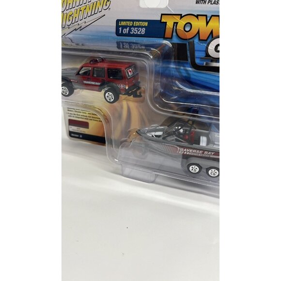 Johnny Lightning 1/64 Tow & go Jeep Cherokee red W/ boat & trailer NIB - Picture 2 of 6